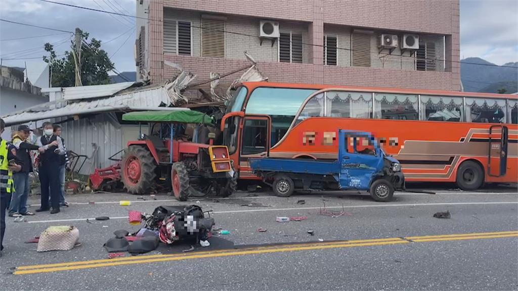 疑似撿手機閃貓　客運爆衝波及民宅.4輛車