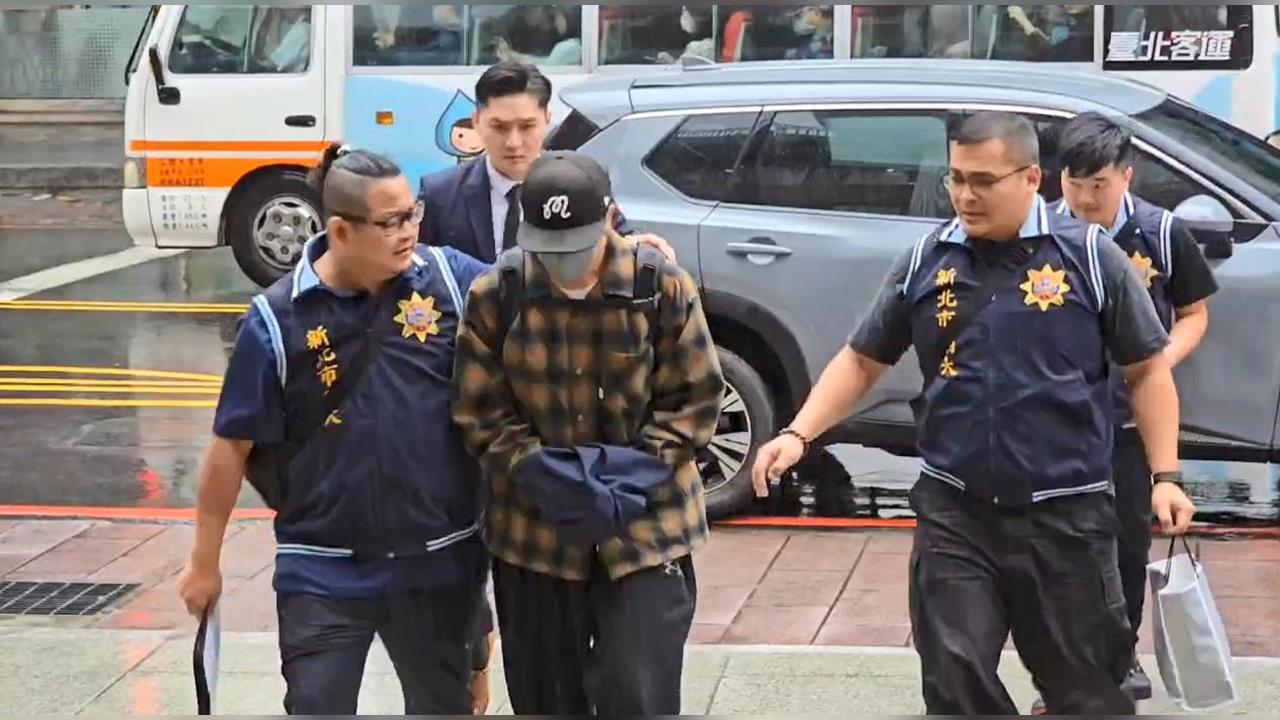 快新聞／Energy坤達疑涉閃兵案！下機後檢警押回永和警分局偵訊　上銬畫面曝光
