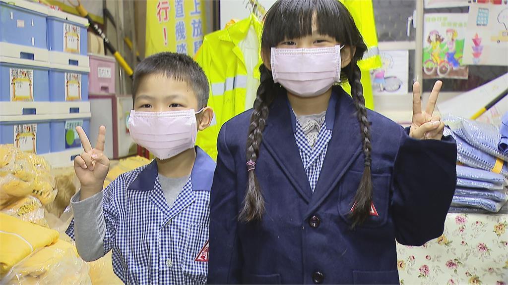廠商清囤貨、捐贈300多件校服　吳興國小校友搶領「壓箱寶」