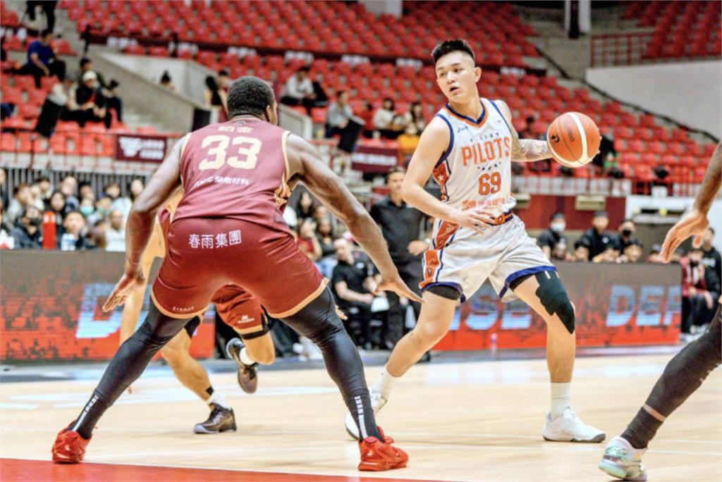 PLG(影)／領航猿抵擋獵鷹反攻奪4連勝！盧峻翔登聯盟三分球王