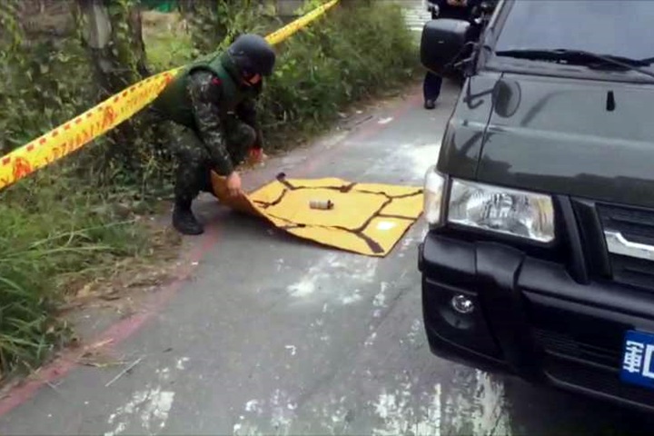 國小草叢驚見軍用煙霧彈 經勘查無危害