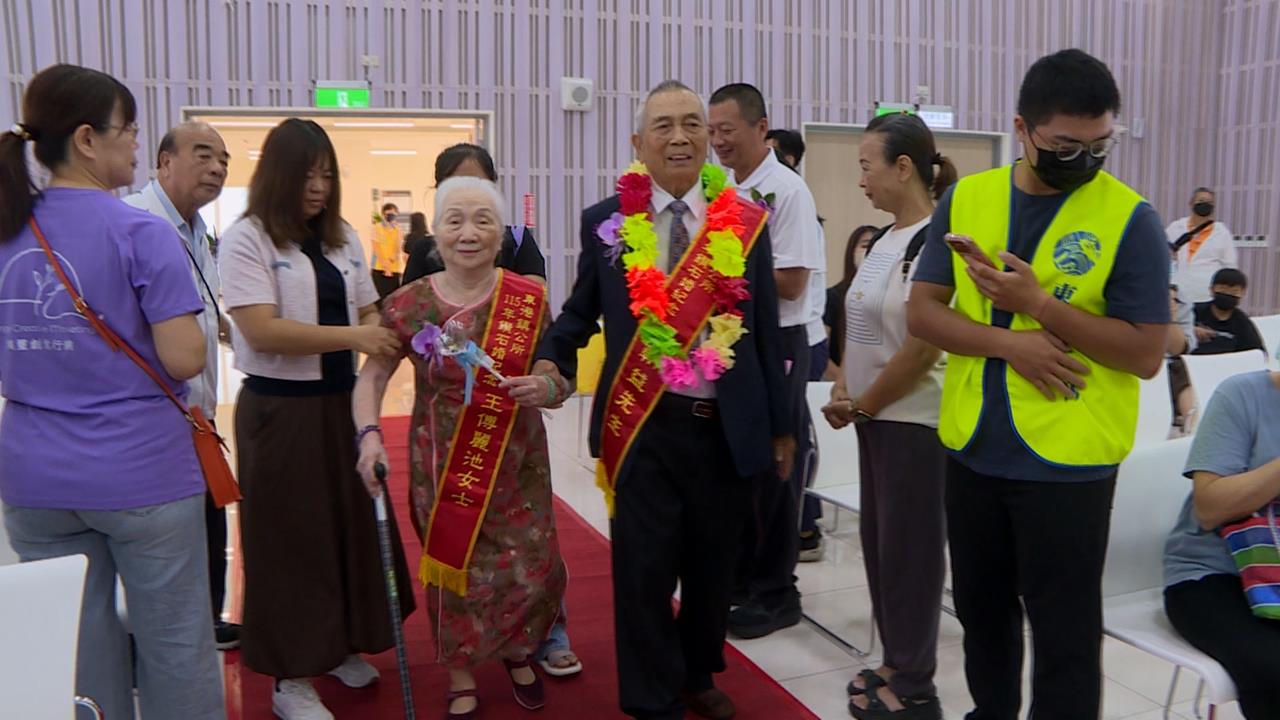 東港"鑽石婚夫妻"重陽節重溫婚禮 溫馨互道數十年感謝