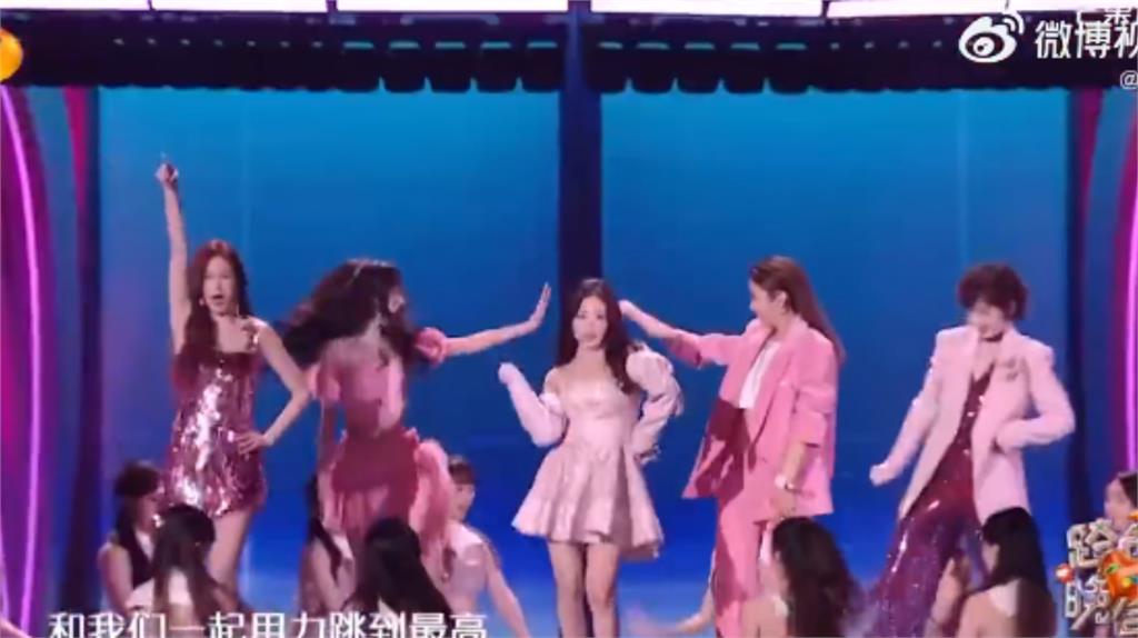 中國女團嗨唱中文版〈APT.〉！土炮舞台失速大翻車中網嚇：尬到出汁