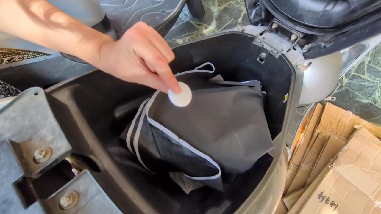 誰放的?高雄女子機車被裝「追蹤器」 嚇壞報案