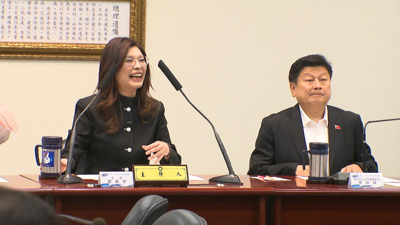 穿中山裝祝賴總統出訪順利 鄭麗文:麗文可以等你回來