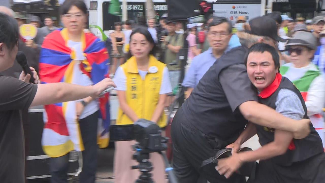 快新聞／吃屎哥又來鬧場！亂入「民團挺軍購」遊行　瘋狂怒喊：國民黨賣台