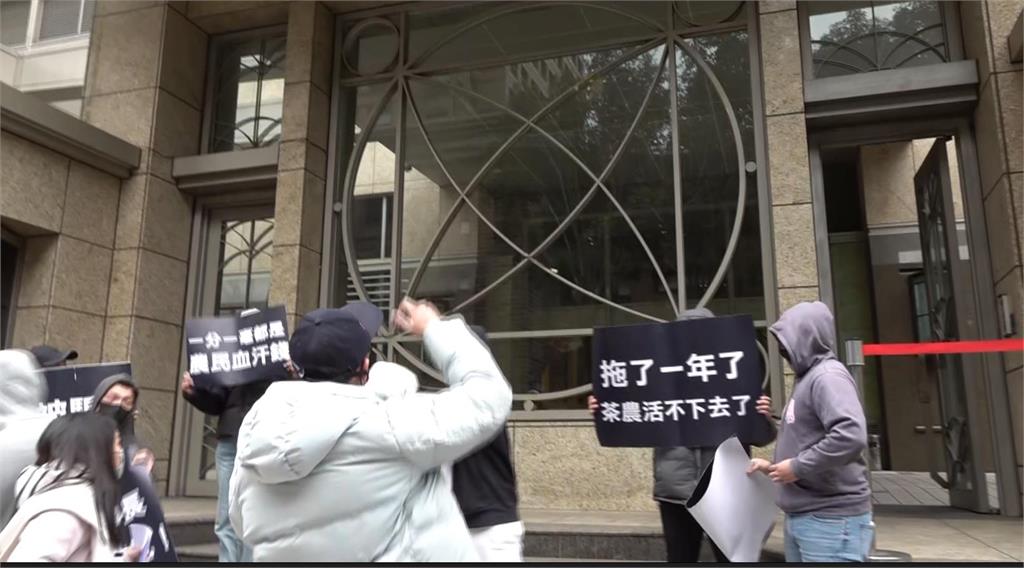 茶農被欠八千萬  赴郭台銘家丟雞蛋