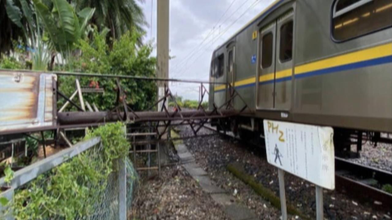 驚魂！　宜蘭礁溪舊招牌橫躺軌道　台鐵區間車「迎面撞」拖吊維修