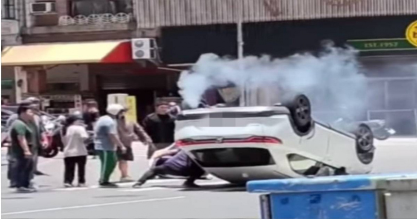 高速猛撞翻車！鼓山路口黑白車禍　驚險救援現場曝光