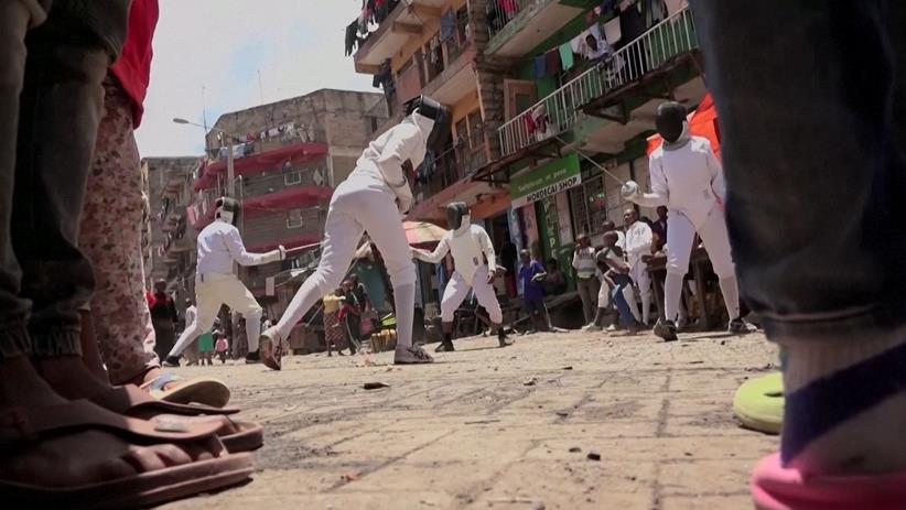 肯亞貧民窟大街練擊劍　國家隊教練無償授課