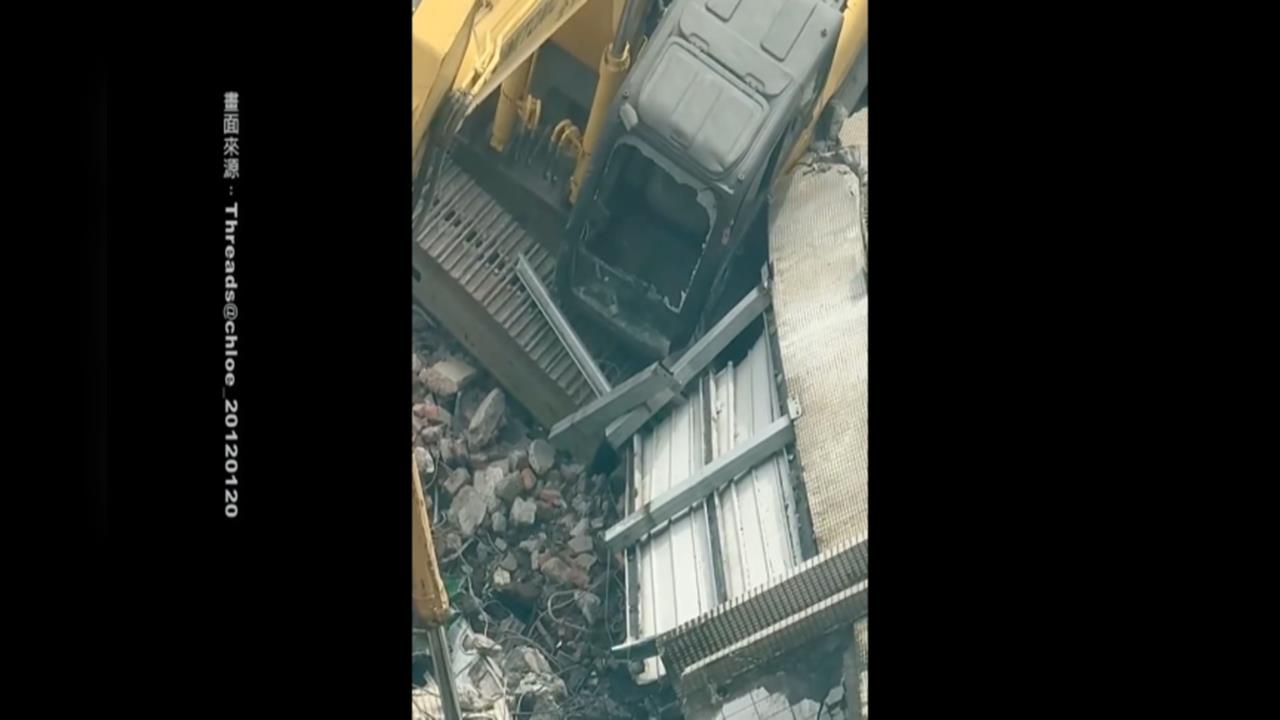 拆樓險翻覆！中壢挖土機半傾斜無法動彈　擋風玻璃被震裂、駕駛輕傷