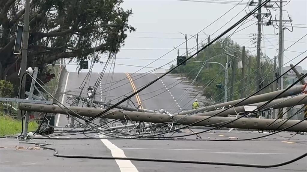 颱風挾16級強陣風肆虐台南　電線桿「整排倒」　逾4.8萬戶仍停電