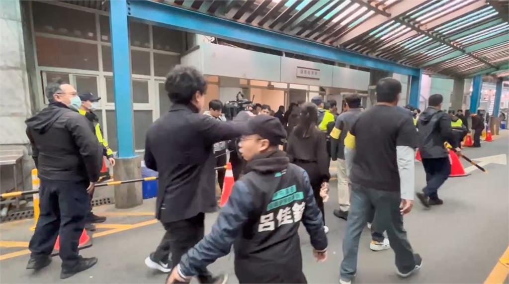 快新聞/如臨大敵!柯爸告別式即將登場 柯文哲囚車塞車估將晚到