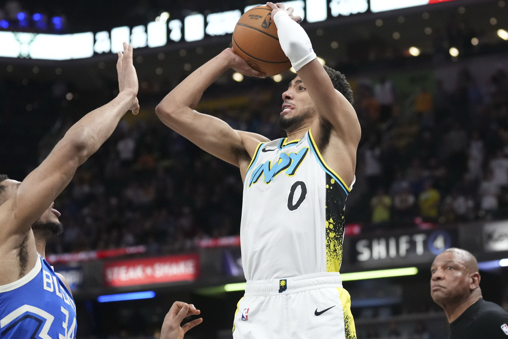 NBA(影)／這球太扯！高難度「四分打」字母哥囧了　哈利柏頓助溜馬逆轉勝