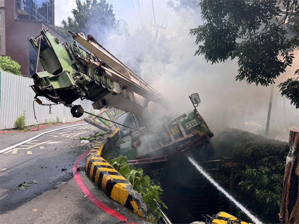 快新聞/驚見冒濃煙 駕駛忙逃生「未拉手煞車」釀吊車翻覆起火