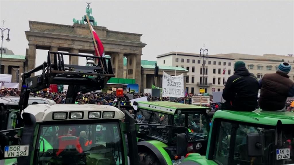 抗議新農業政策 德國1800名農夫開拖拉機上街頭