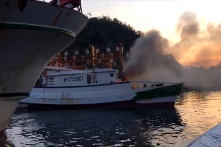 驚！宜蘭南方澳漁港傳火燒船意外