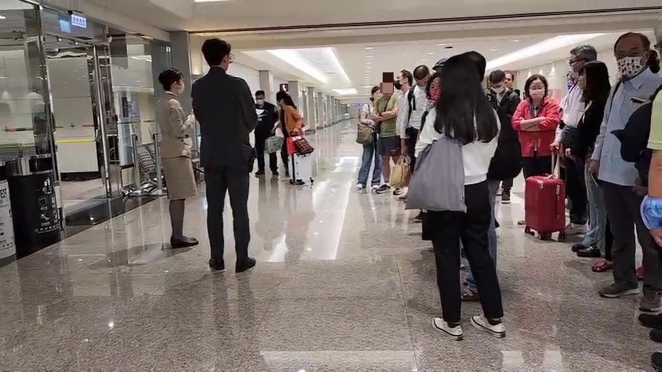 快新聞/星宇航空「飛洛杉磯」JX2班機也延誤! 民眾困機場氣炸大罵