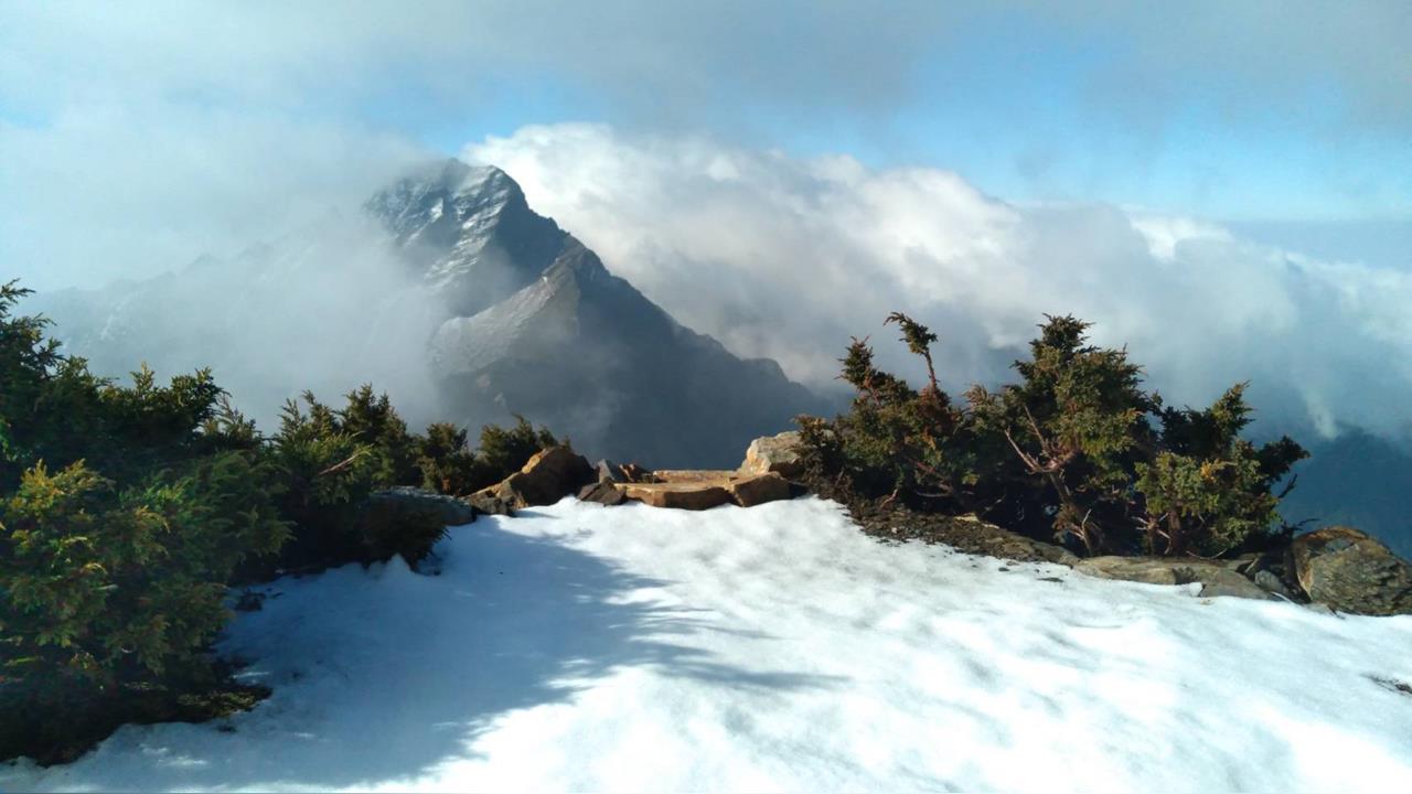 快新聞／銀白世界！玉山北峰積雪2公分　美景曝光