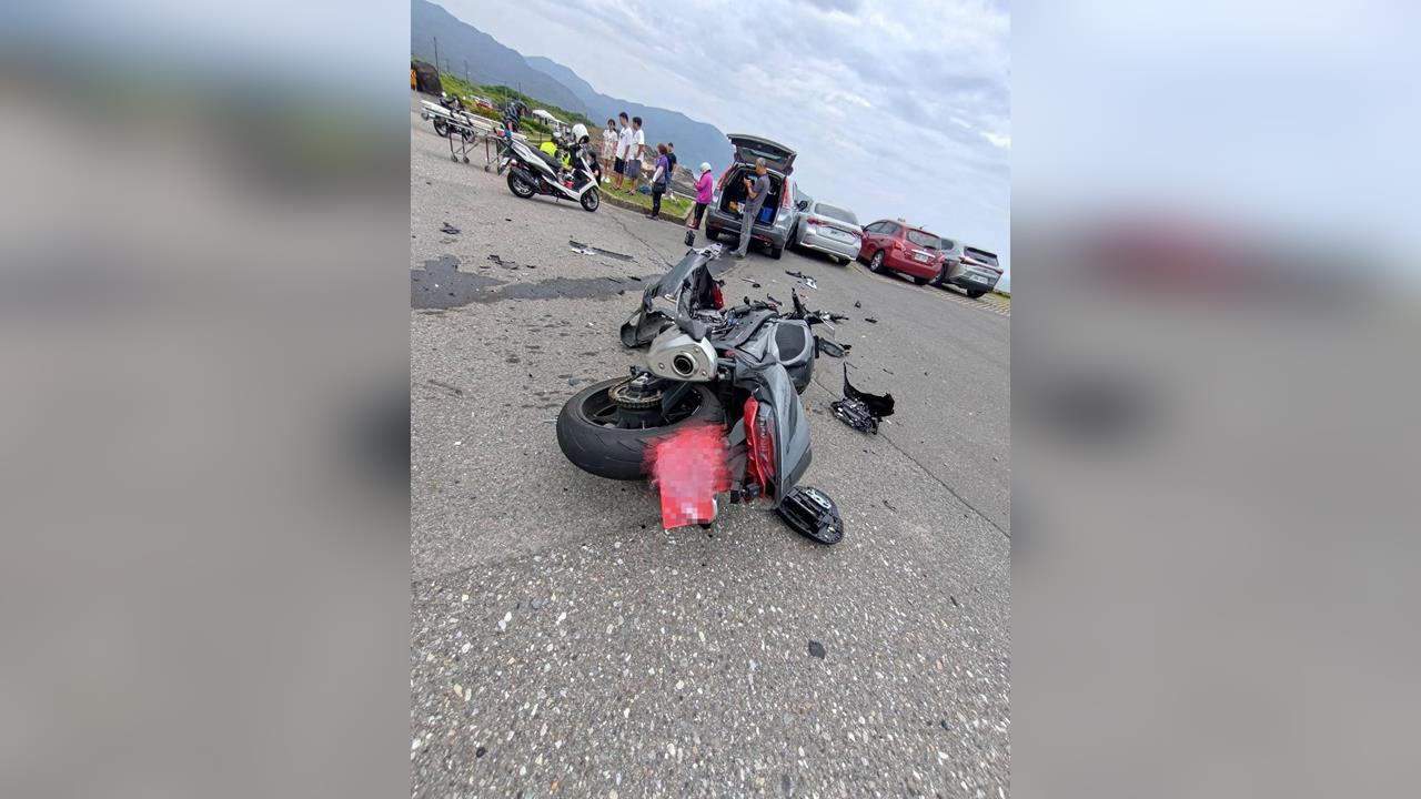 快新聞/新北貢寮死亡車禍!台2線休旅車撞重機 騎士傷重不治