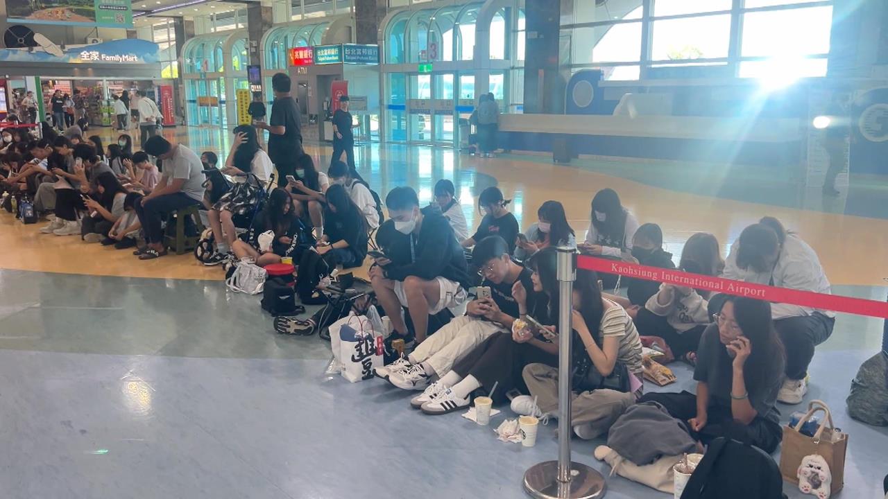周子瑜在台SOLO首秀獻給高雄　今日回台上百粉絲機場卡位接機