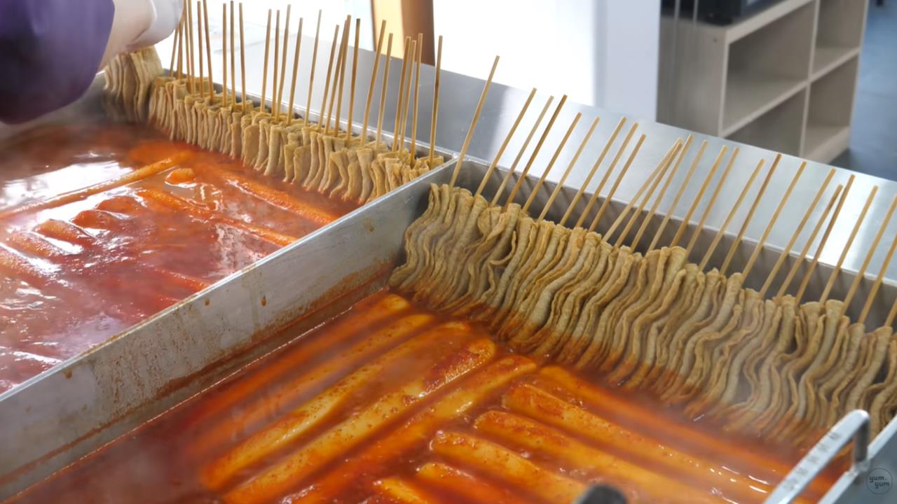 她在南韓路邊攤目睹「1事」原地尖叫!網加碼曝:阿珠嬤會把「這個」倒回去…