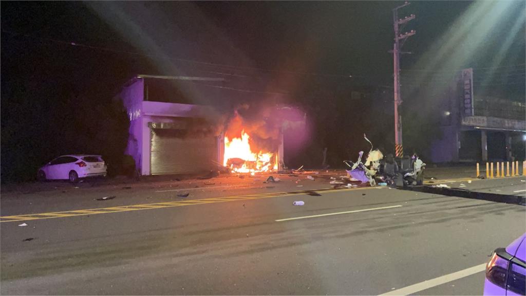 快新聞／桃園新屋車禍！疑車速過快「撞民宅釀火燒車」　畫面曝光