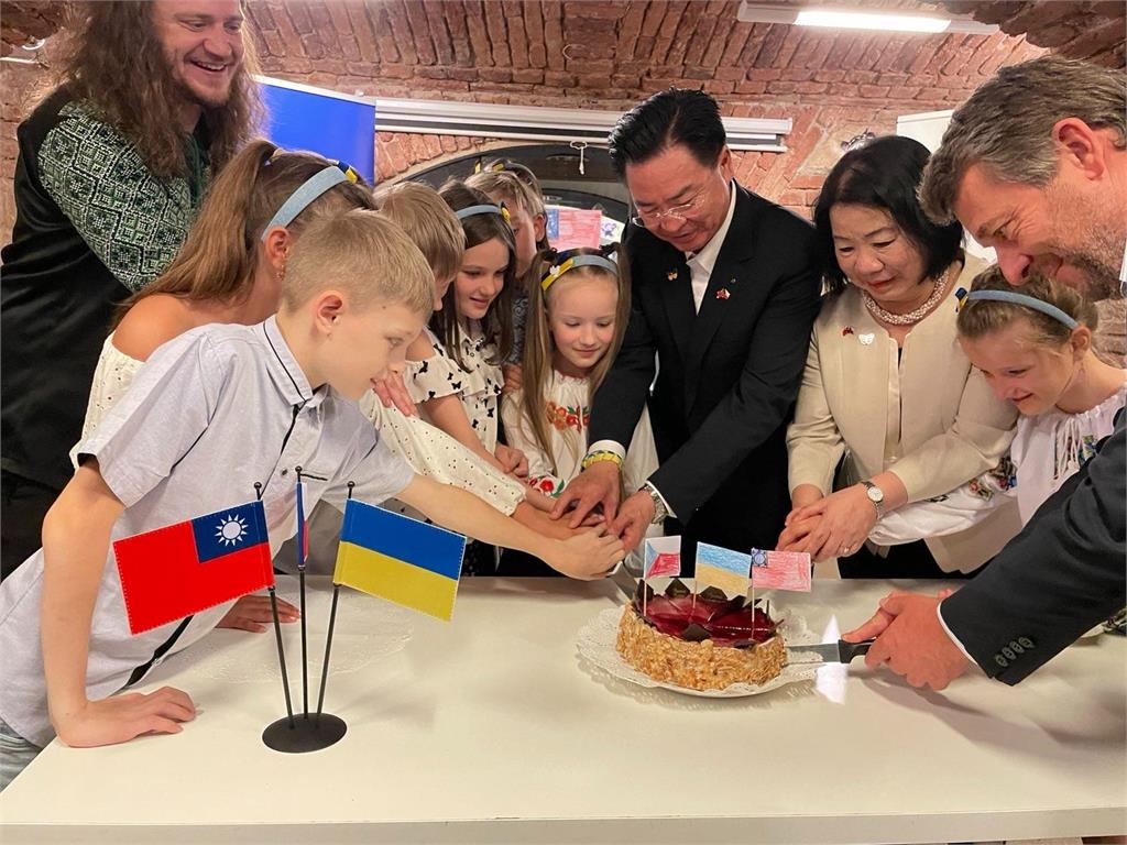 快新聞／吳釗燮參訪捷克非政府組織　與烏克蘭孩童一起切「3國旗蛋糕」