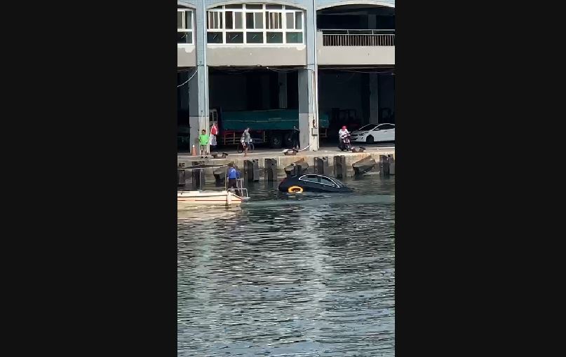 快新聞／高雄小港轎車衝入海中 60多歲男駕駛無心跳搶救中