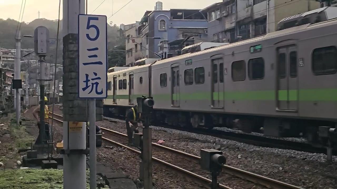 毒嫌深夜闖鐵軌害多班車次大誤點 學生、通勤族崩潰喊遲到了