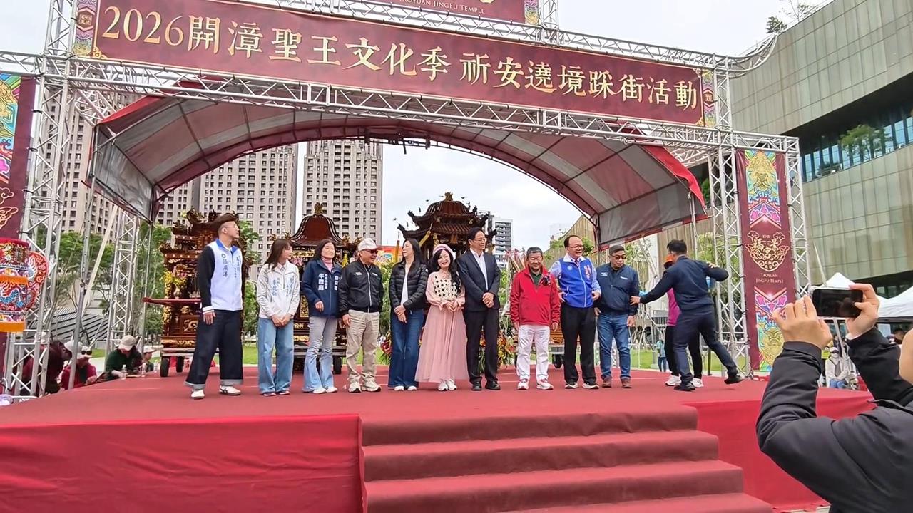 景福宮百年遶境登場! 張善政鑽轎底、蘇俊賓親扛神將