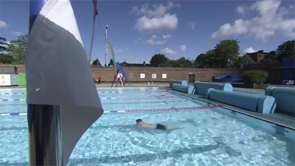 英國週末開放戶外泳池 限制人數保持安全距離