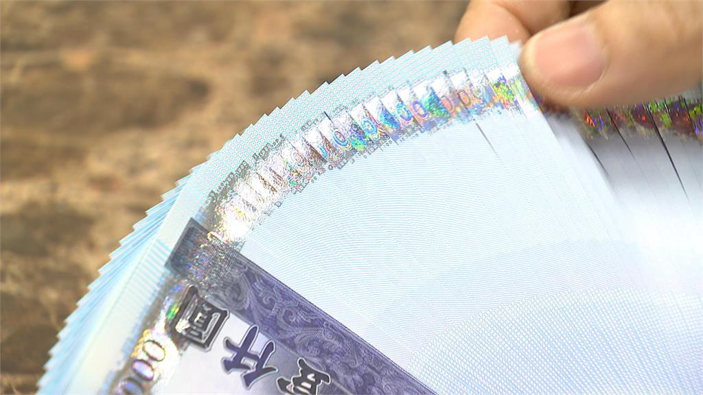 週五新台幣閃見28.904元 央行尾盤急煞翻貶收29.18元