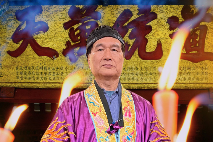 轉行道士來真的　中文系教授赤腳勇爬8層樓高刀梯