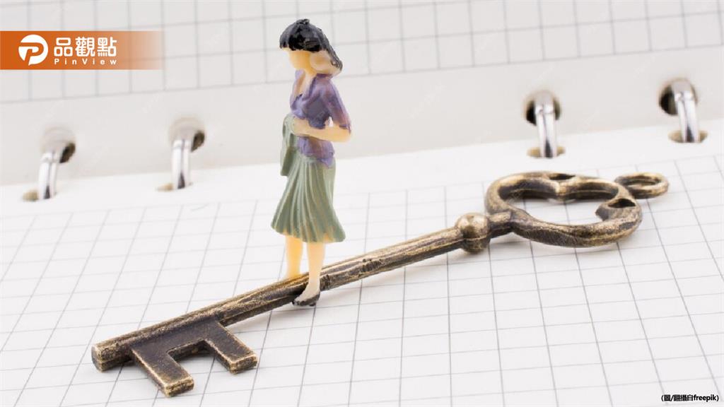 13歲少女忘帶鑰匙「學蜘蛛人攀牆回家」 6樓墜落2樓遮雨棚驚險獲救