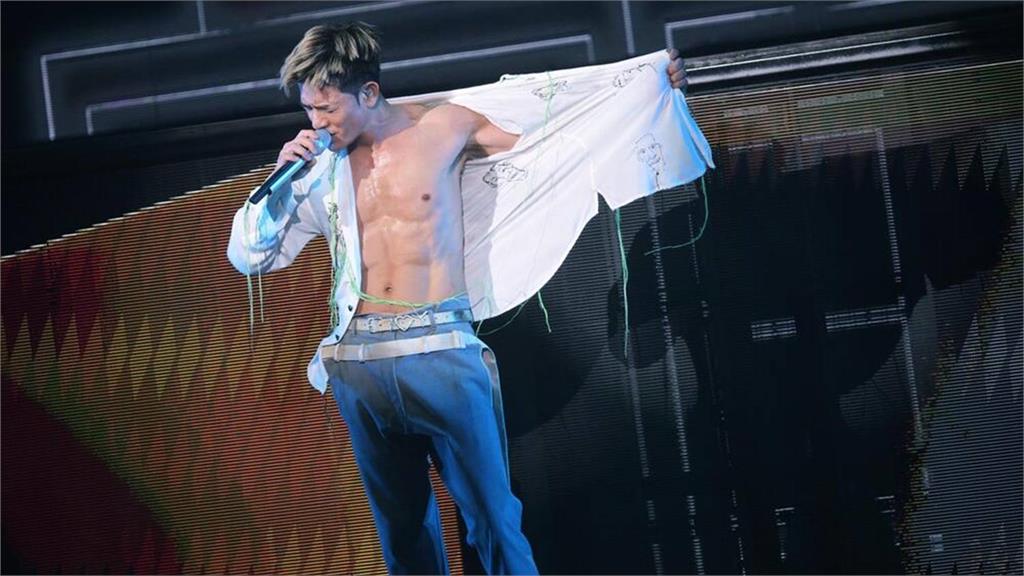 郭富城小巨蛋開唱出意外！台上「踩空重摔」傳巨響　經紀人曝傷勢