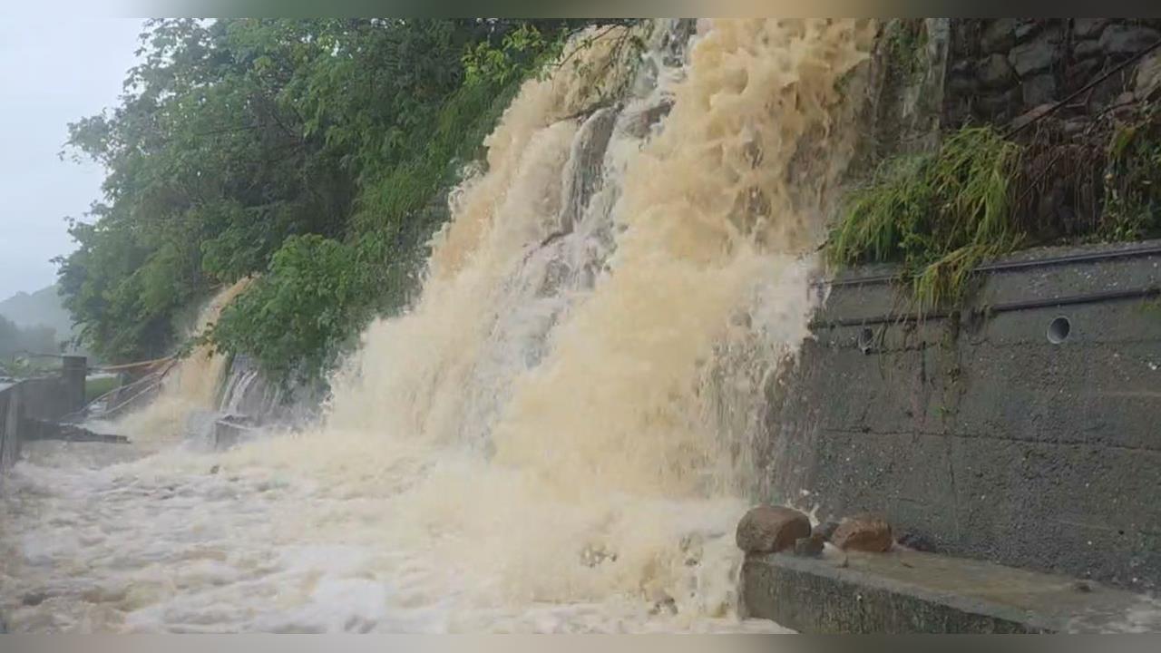 雨彈狂炸屏東！枋山台1線泥流傾瀉 土石流淹台鐵軌道