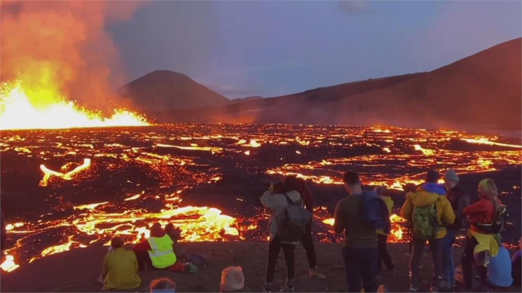 冰島火山噴發　大量滾燙岩漿冒出　遊客不顧危險圍觀