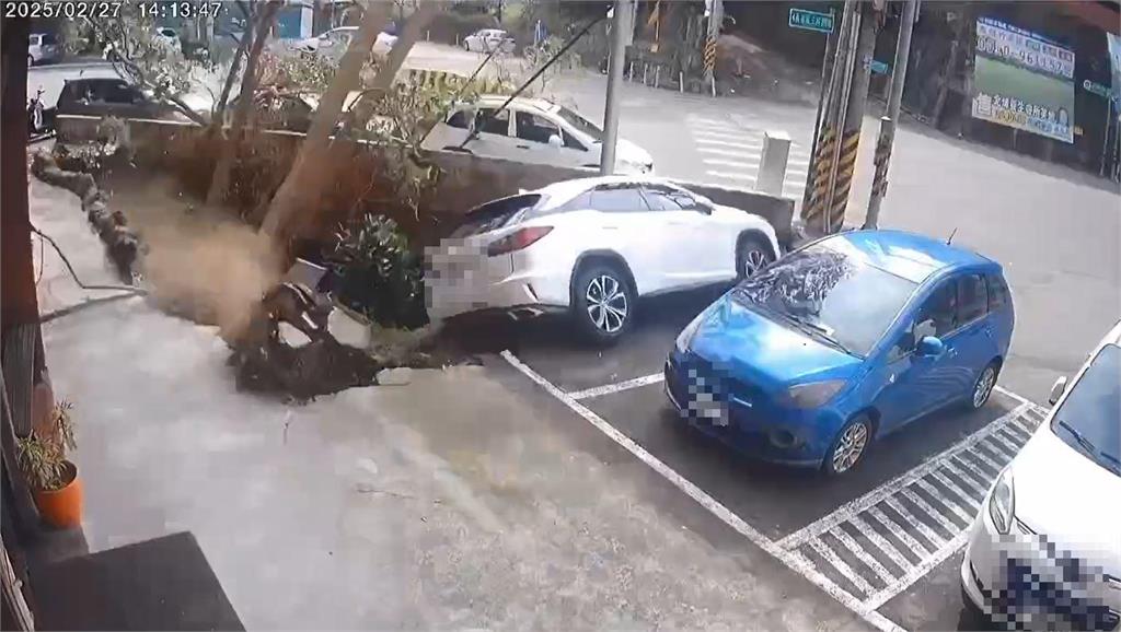 快新聞/好大的洞!新竹道路驚見6米深天坑 轎車慘遭吞噬畫面曝