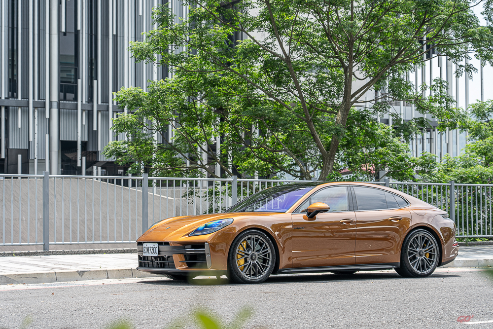 視車格於無物的操控魔術師｜Porsche 976 G3 Panamera Turbo E-Hybrid 試駕