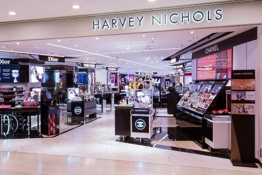 快新聞／疫後香港旅客數、消費金額雙雙暴跌　奢侈品牌宣布關閉旗艦店