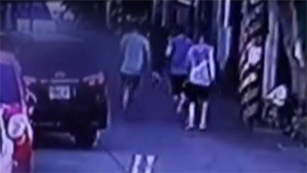 苗栗轎車失控撞民宅！　4男下車拔腿落跑