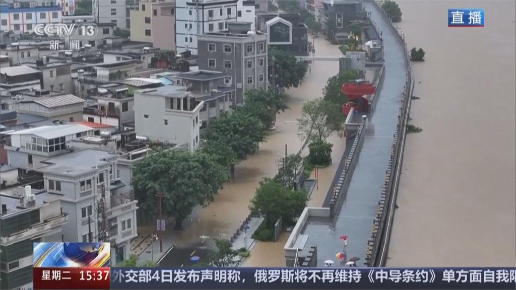 中國廣東暴雨成災！　車輛慘遭滅頂、住戶「肉身擋水」畫面曝光