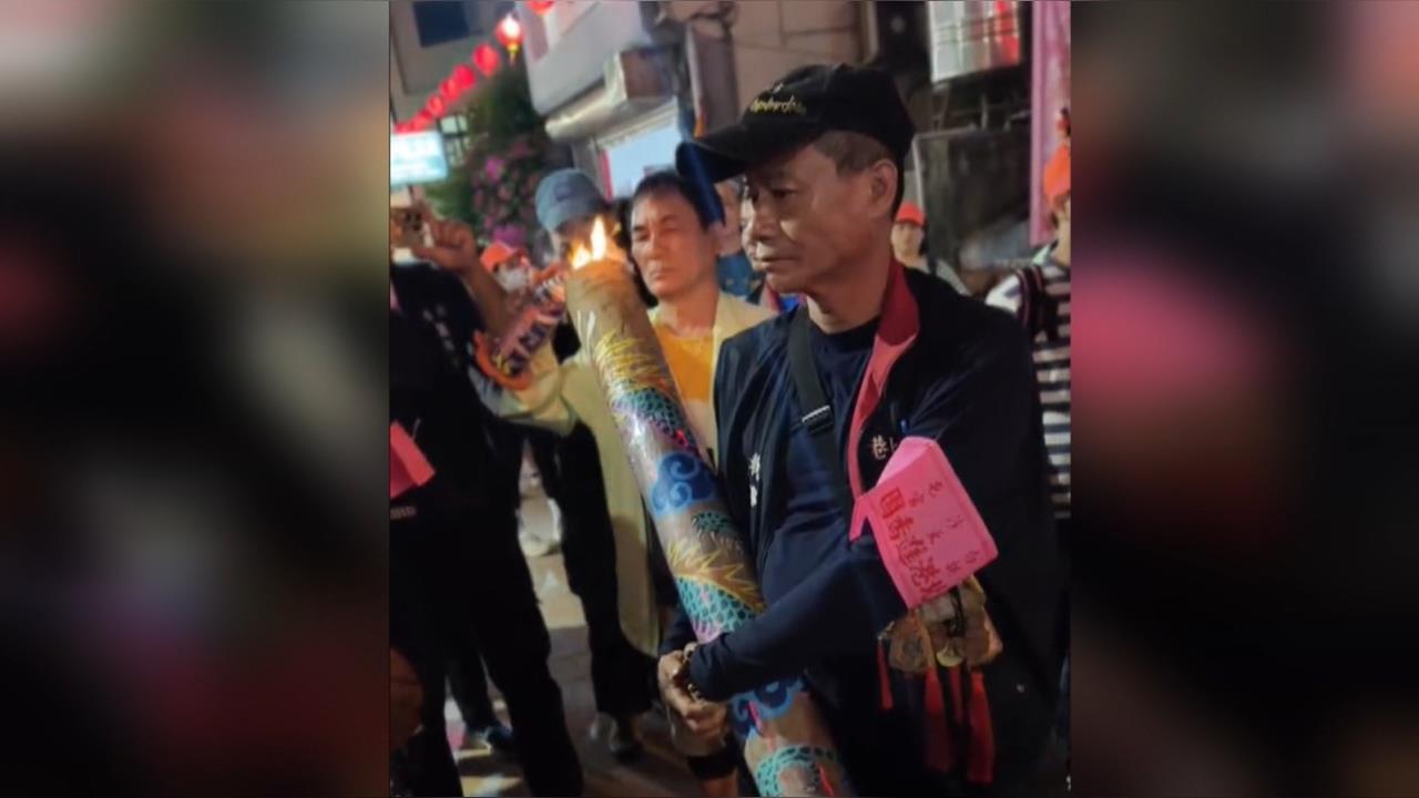 白沙屯媽祖起駕扛巨香跟隨　北港團隊扛重逾４０公斤「大支香」