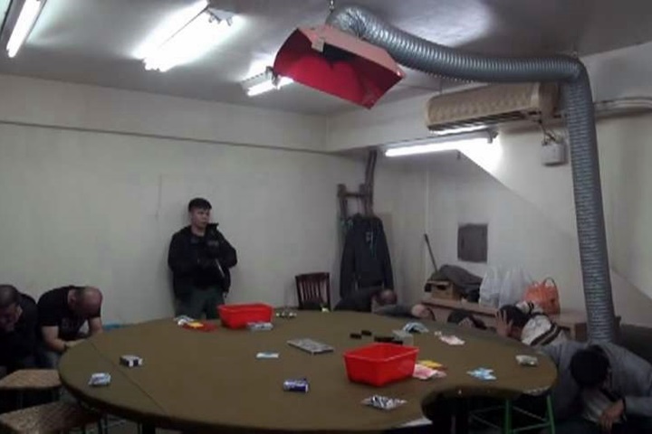 藏身醫院旁民宅 警半夜直搗天九牌賭場