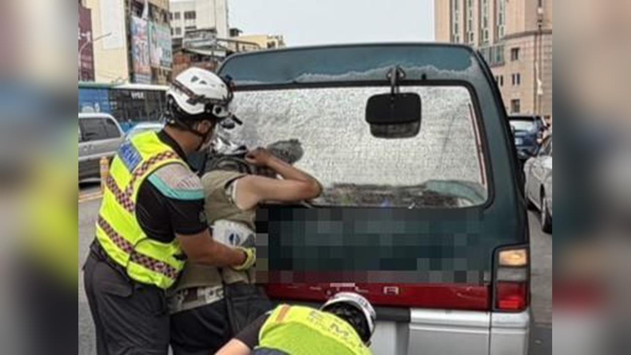 快新聞/驚悚!自行車騎士一頭撞進擋風玻璃 違停駕駛下場曝光