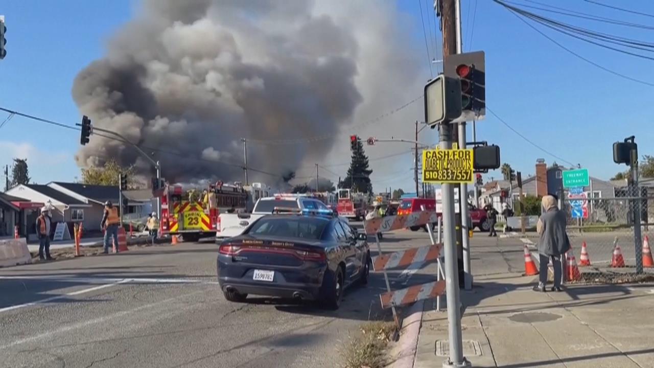 美國加州灣區氣爆! 屋頂牆壁被炸飛起火 釀至少6人傷