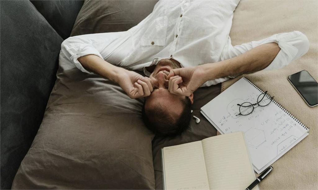 眼睛好紅好痛、一直流眼淚 過年發病高峰!二類「乾眼症」治療大不同