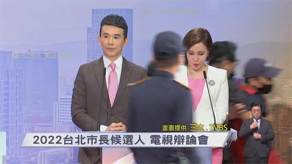 快新聞/北市長辯論「穿鏡哥」嚇壞主持人 蘇煥智幕僚遭警方帶走