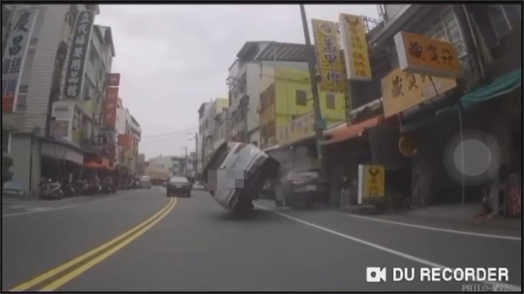 女駕駛精神不濟釀撞！　整輛車「90度側翻」瞬間揚塵